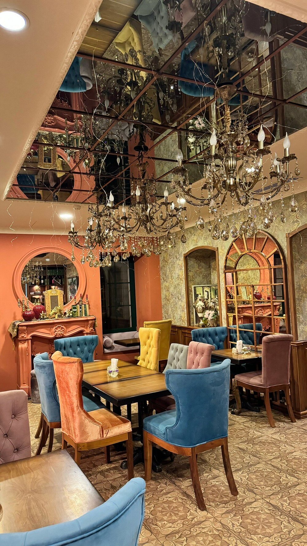 The mirrored salon at Merci Baku, with panelled mirrors, marble tables and soft lamplight