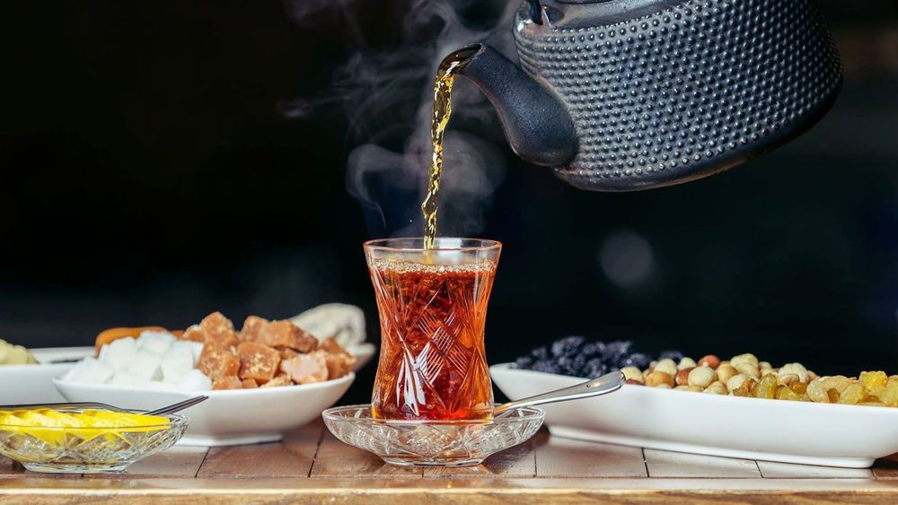 Azerbaijani tea being poured
