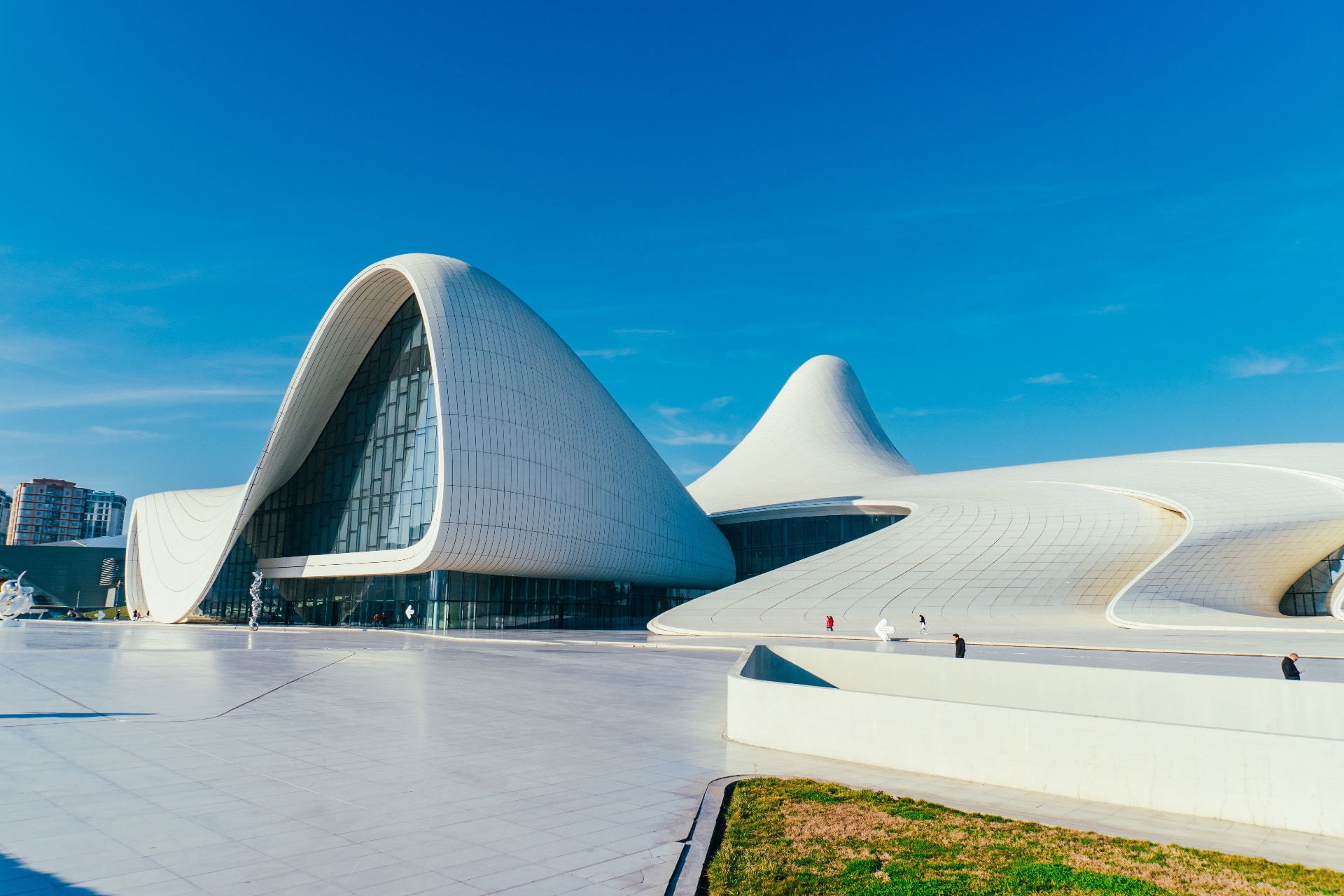 The white curving façade of the Heydar Aliyev Center in Baku